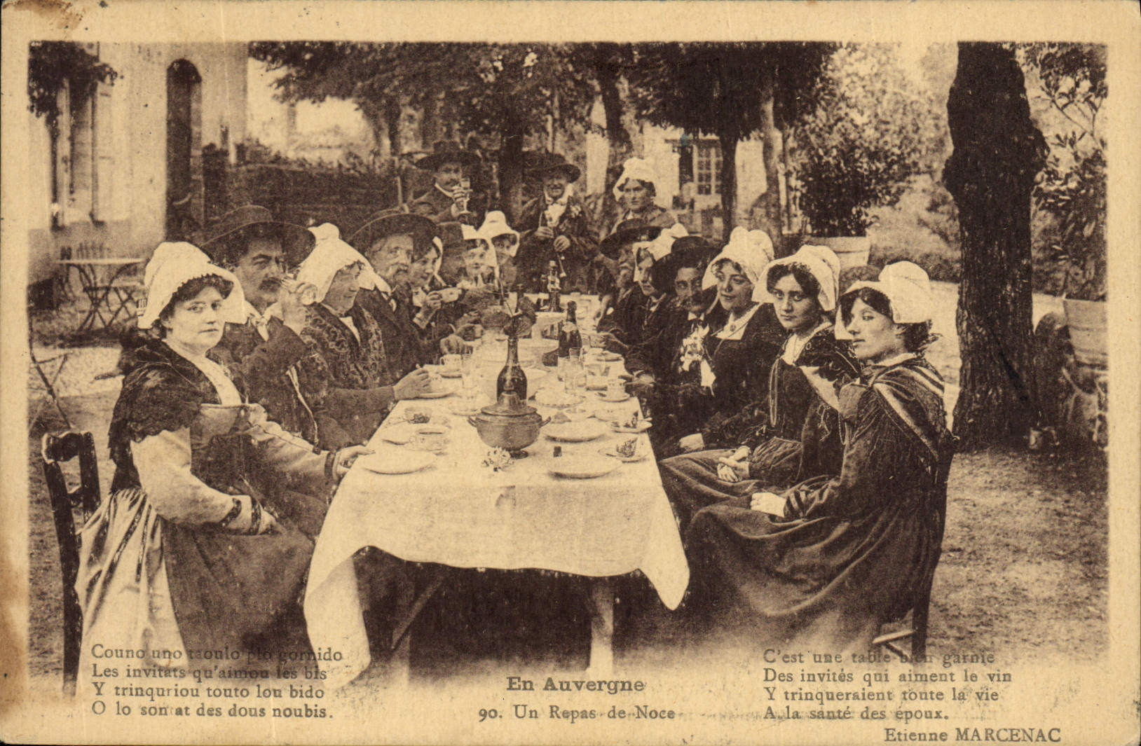 CPA Folklore Auvergne Un repas de noce Mariage