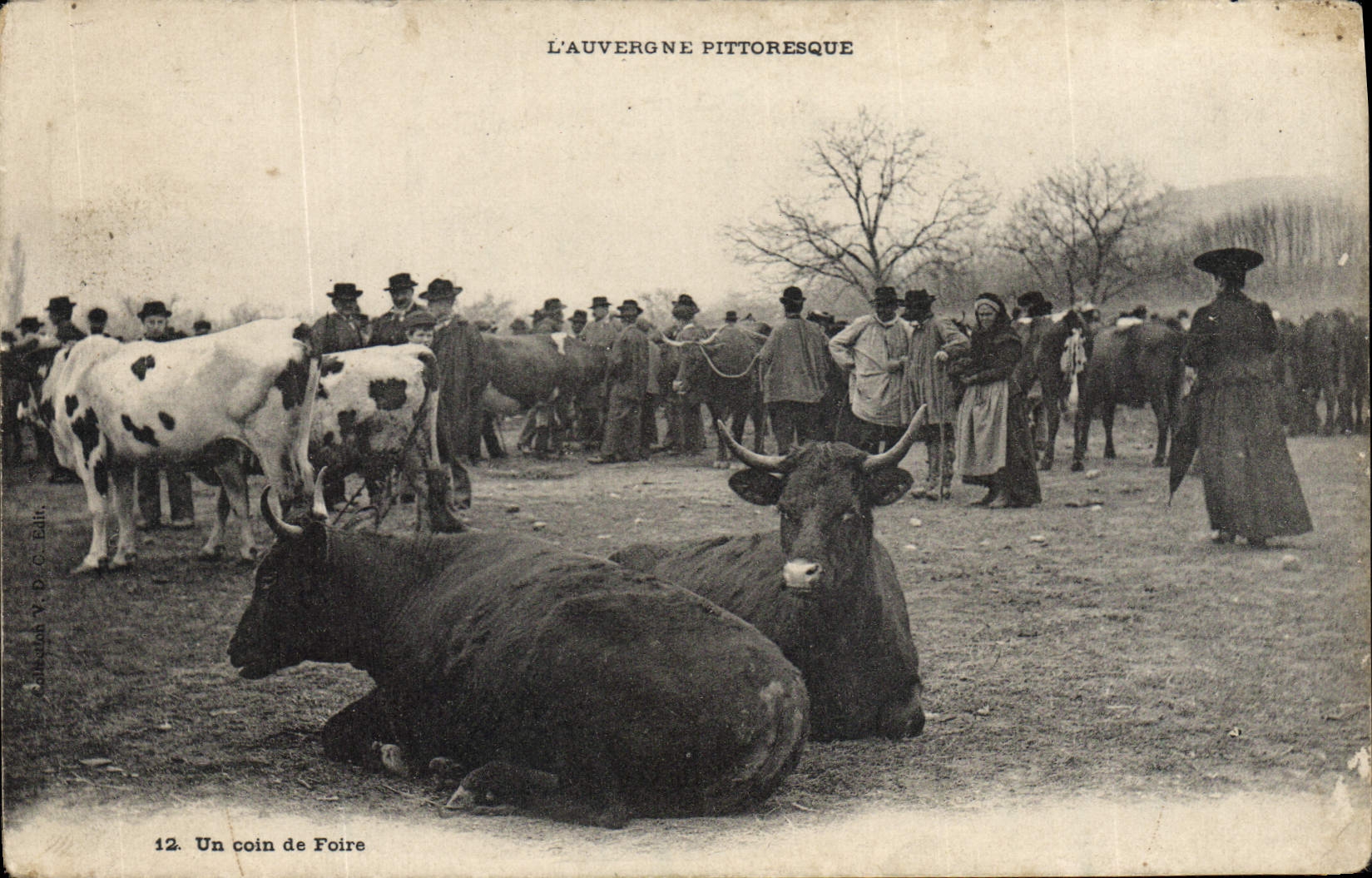 CPA Folklore Auvergne Un coin de foire TOP