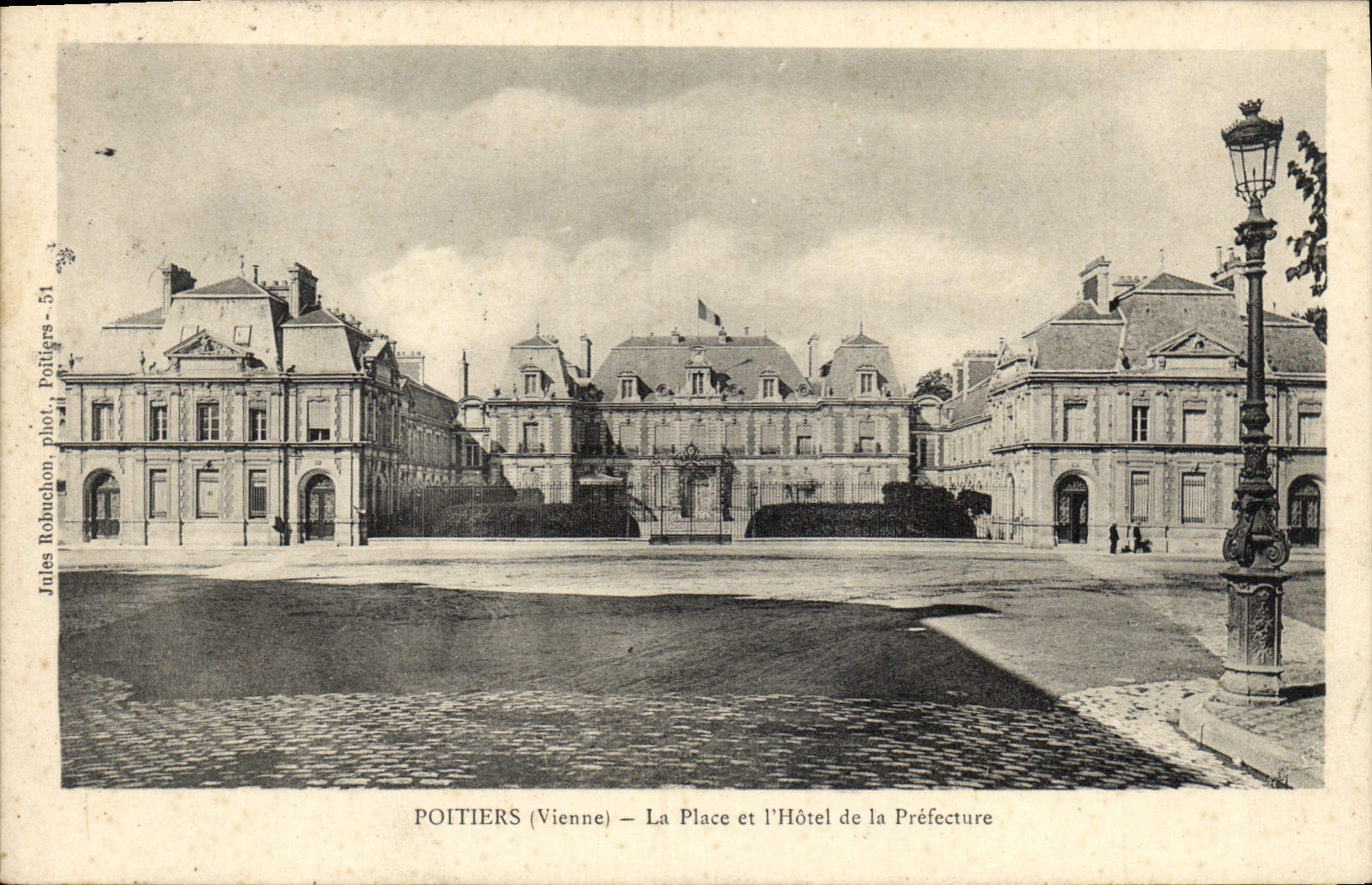 CPA Poitiers La Place de l'Hotel de Ville et la Prefecture 