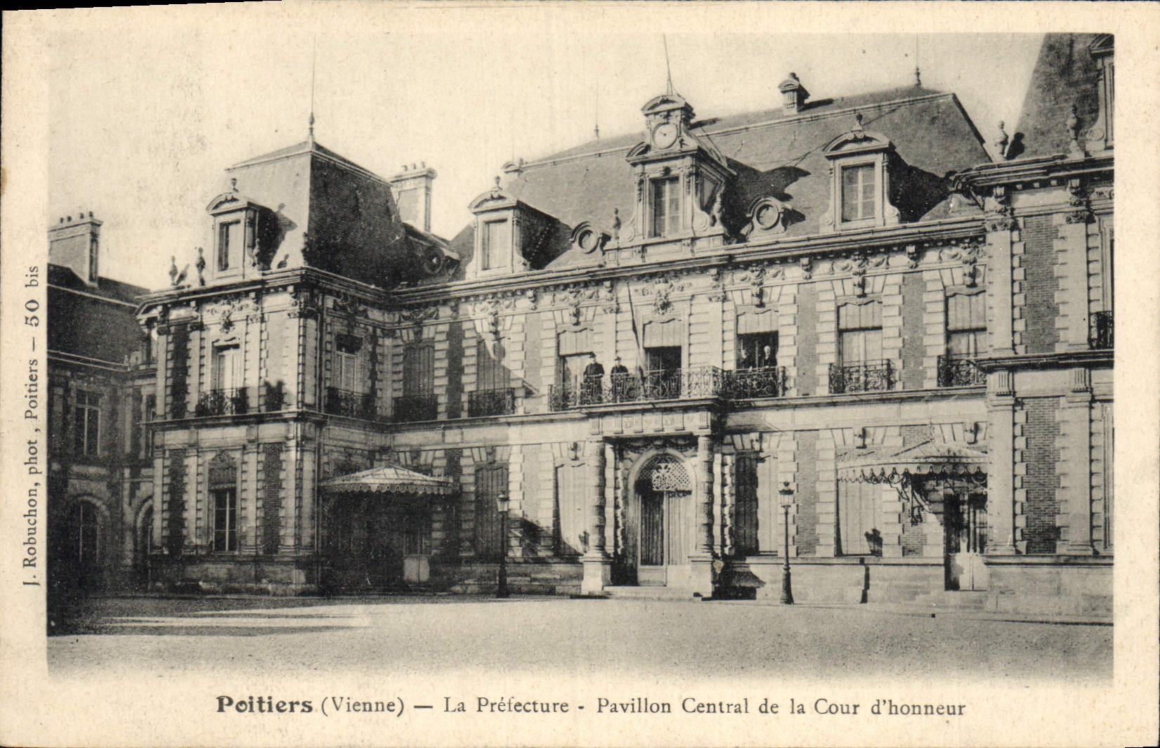 CPA Prefecture Pavillon central de la Cour d'honneur Poitiers