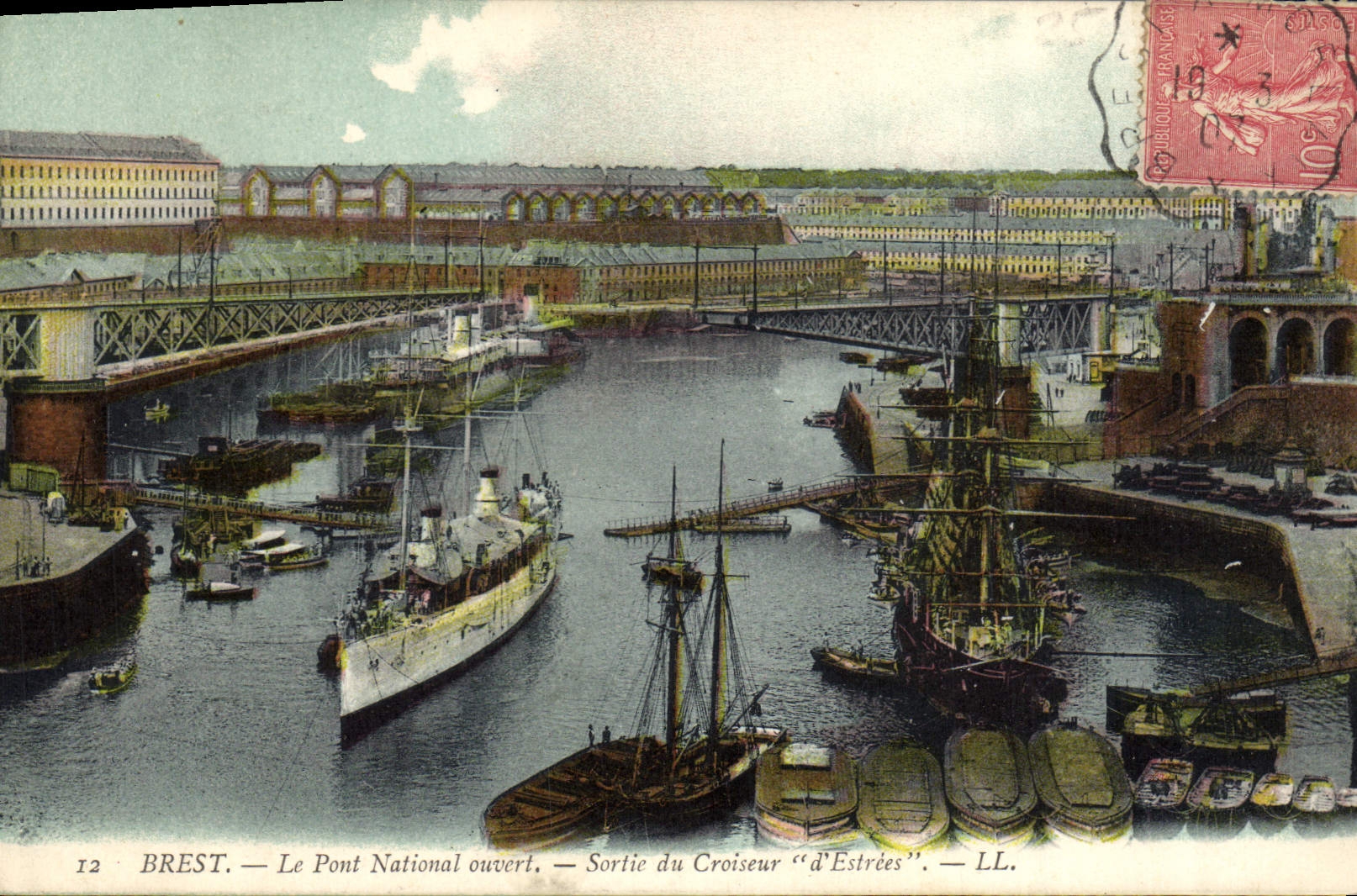 BREST — Le Pont National ouvert — Sortie du Croiseur "d'Estrées" — LL.
