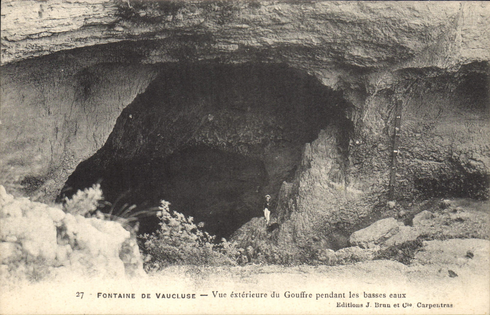 CPA Grotte Grottes Fontaine de Vaucluse Vue exterieure du gouffre pendant les basses eaux 