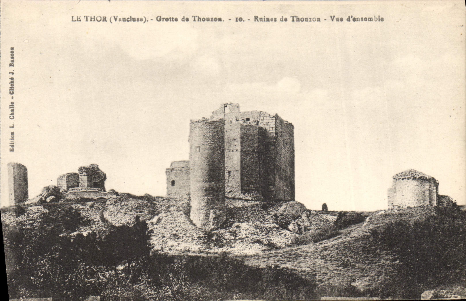 CPA Grotte de Thouzon Le Thor Ruines de Thouzon Vue d'ensemble Grottes 