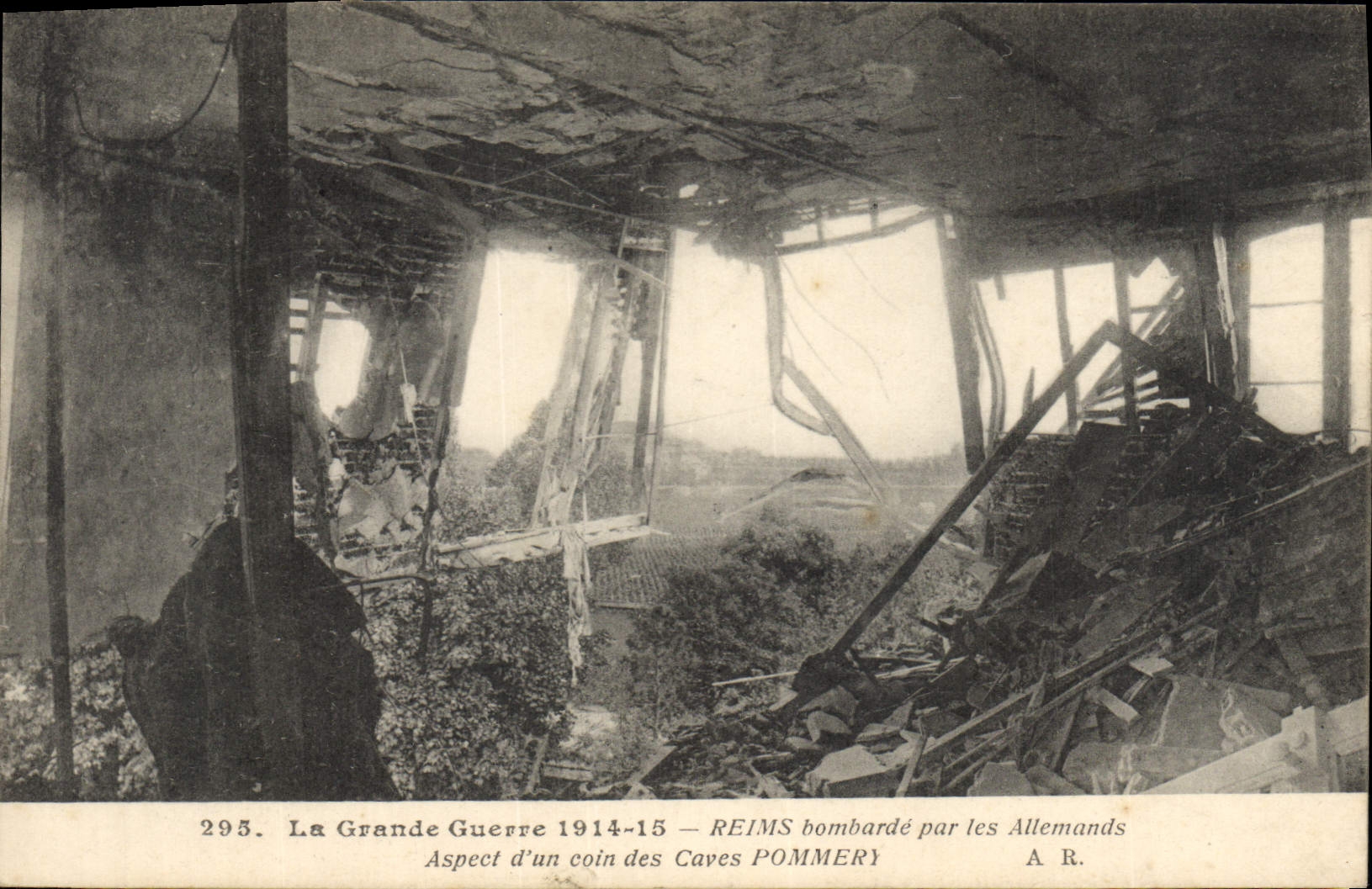 CPA Militaria Reims bombarde par les Allemands Aspect d'un coin des caves Pommery