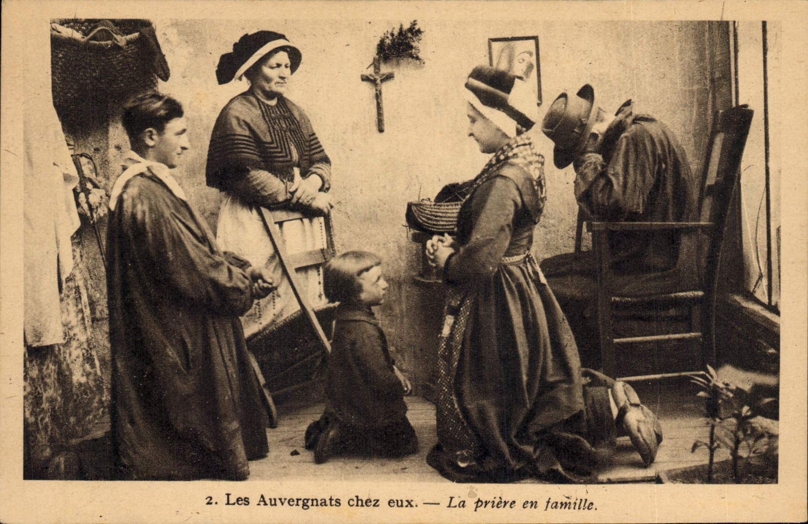 CPA Folklore Les Auvergnats chez eux La priere en famille