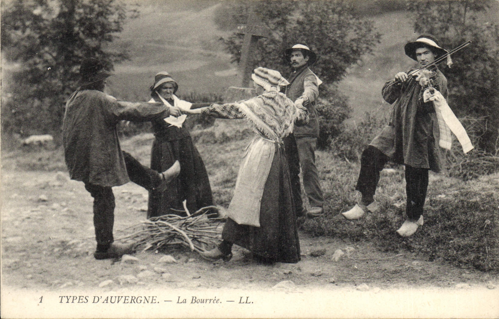 CPA Folklore Auvergne La bourree