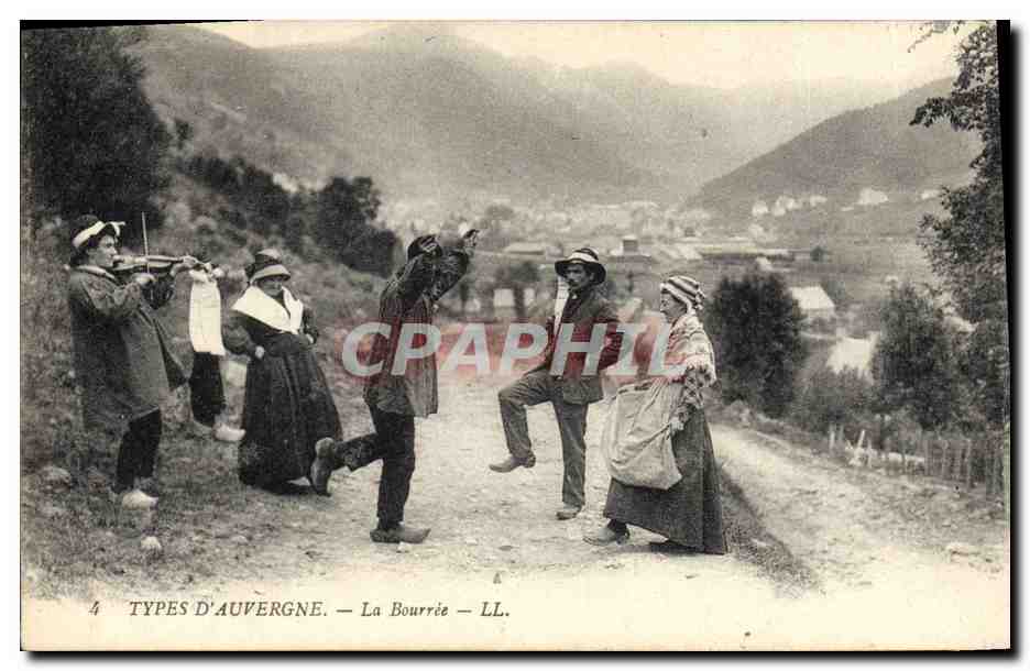 CPA Folklore Auvergne La bourree