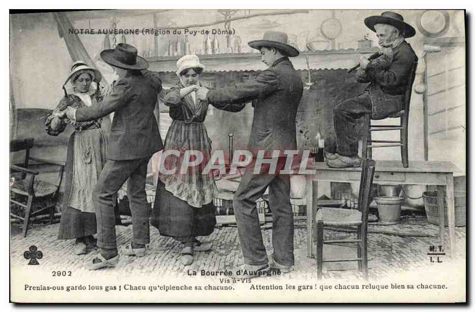 CPA Folklore Auvergne La bourree