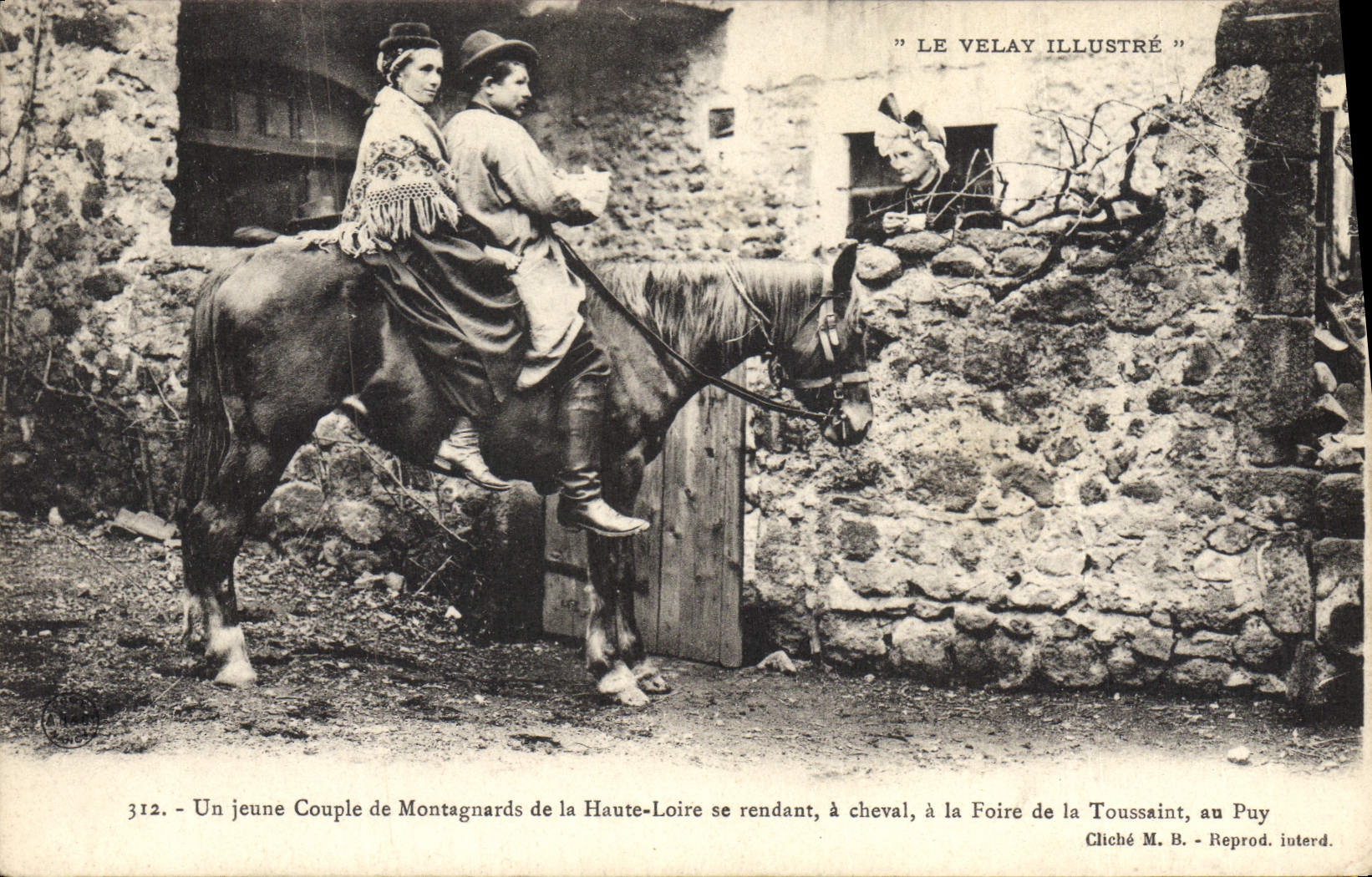 CPA Folklore Le Velay Un jeune couple de montagnards de la Haute Loire se rendant a cheval a la foir