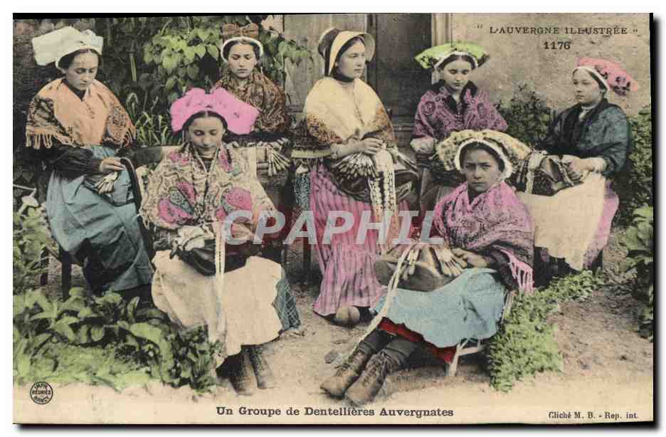 CPA Folklore Auvergne Un groupe de dentellieres Auvergnates
