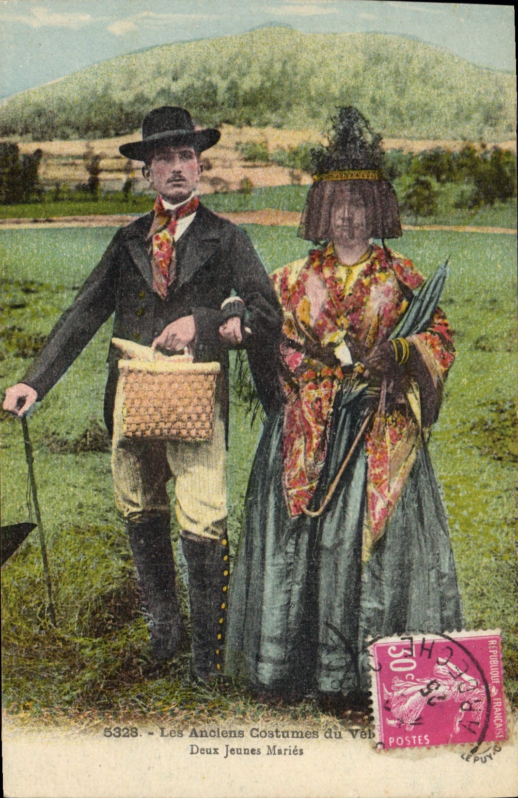 CPA Folklore Les anciens costumes du Velay Deux jeunes maries