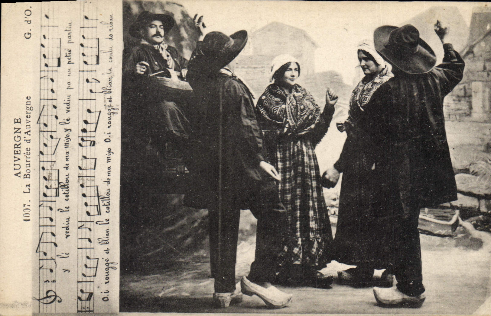 CPA Folklore Auvergne La bourree