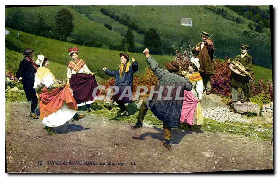 CPA Folklore Auvergne La bourree