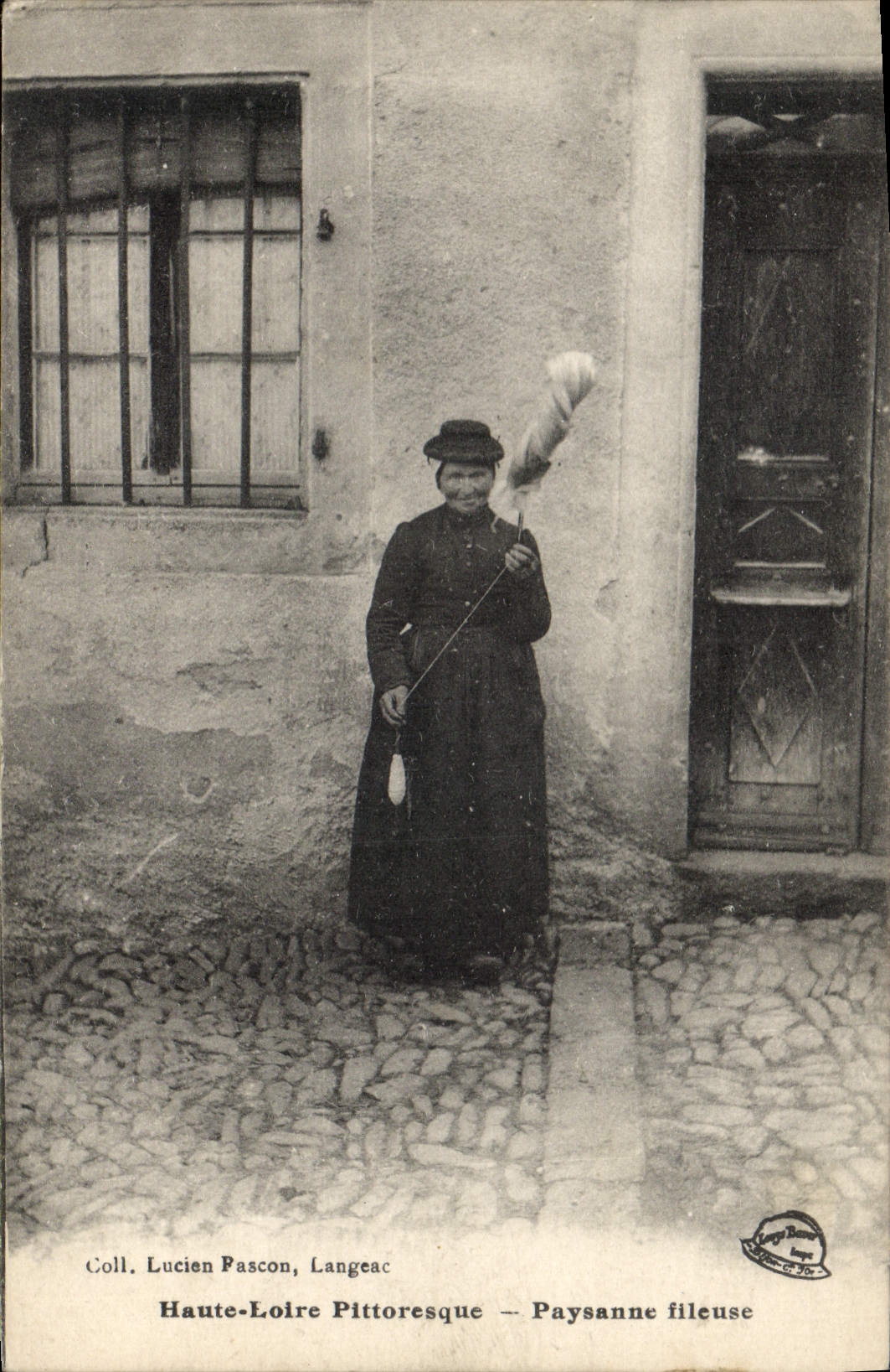 CPA Folklore Haute Loire Paysanne fileuse