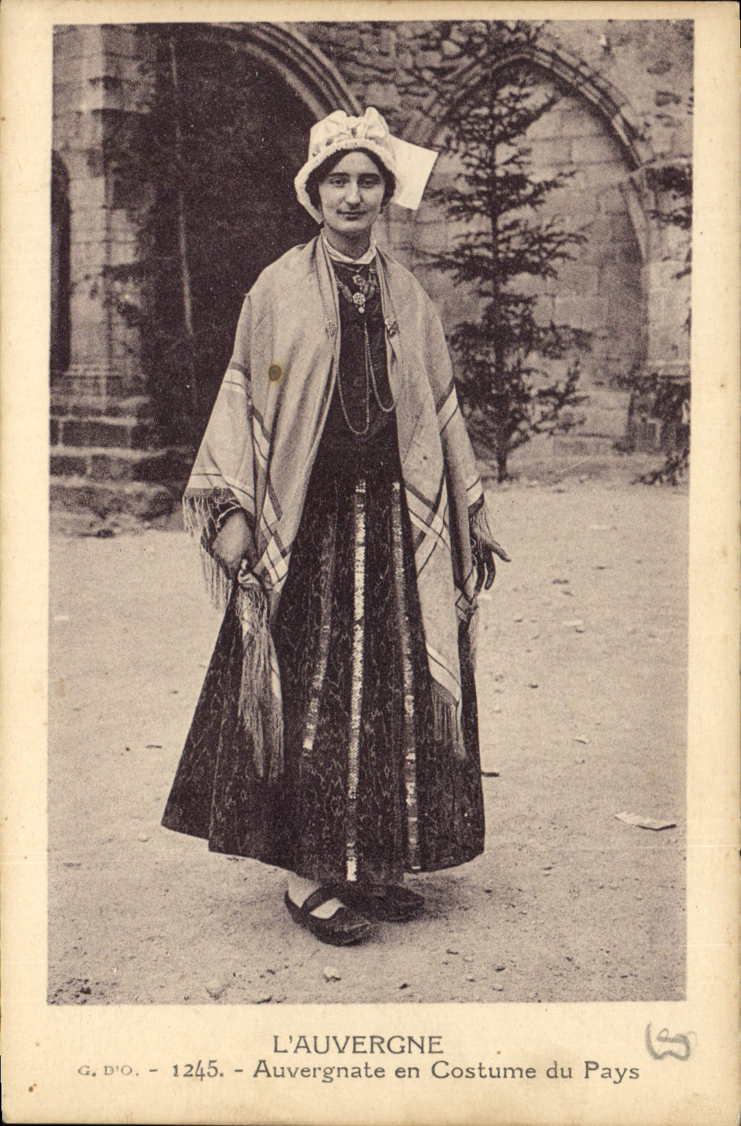 CPA Folklore Auvergne Auvergnate en costume de pays