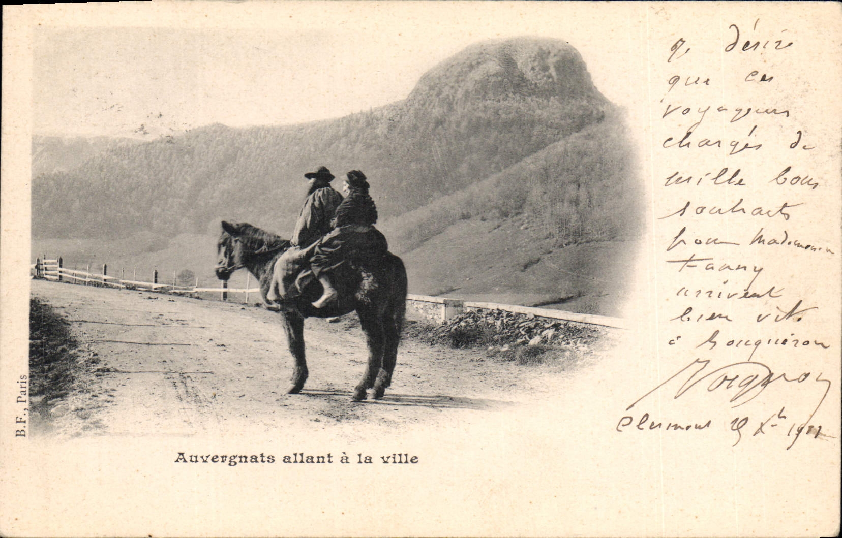 CPA Folklore Auvergnats allant a la ville