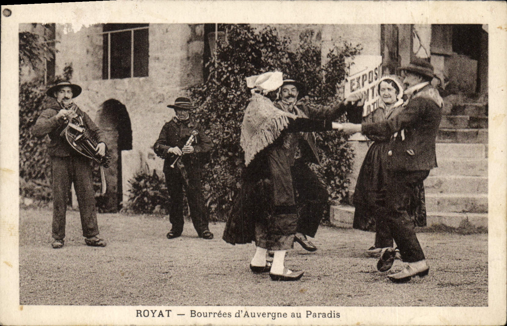 CPA Folklore Royat Bourrees d'Auvergne au Paradis