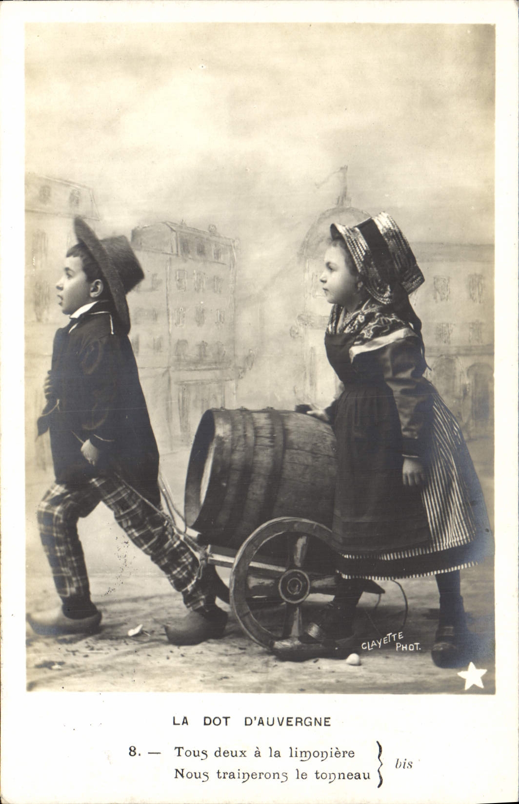 CPA Folklore La dot d'Auvergne Enfants