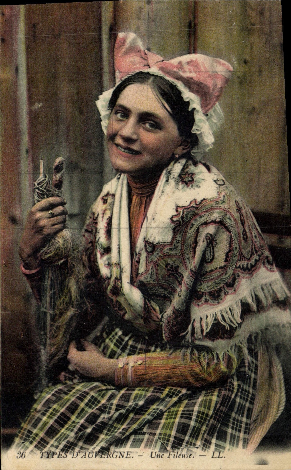CPA Folklore Auvergne Une fileuse