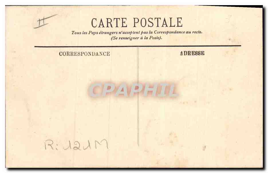 CPA Folklore Auvergne Une fileuse — Verso