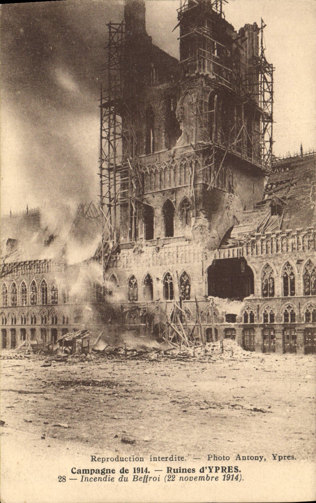 CPA Militaria Ruines d'Ypres Incendie du beffroi