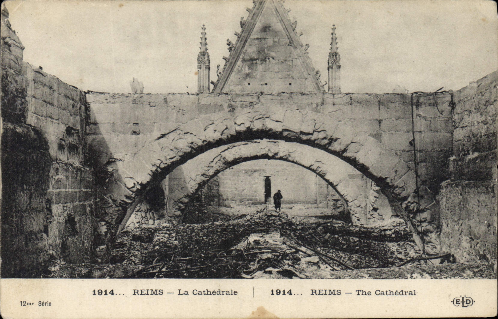 CPA Militaria Reims La cathedrale 