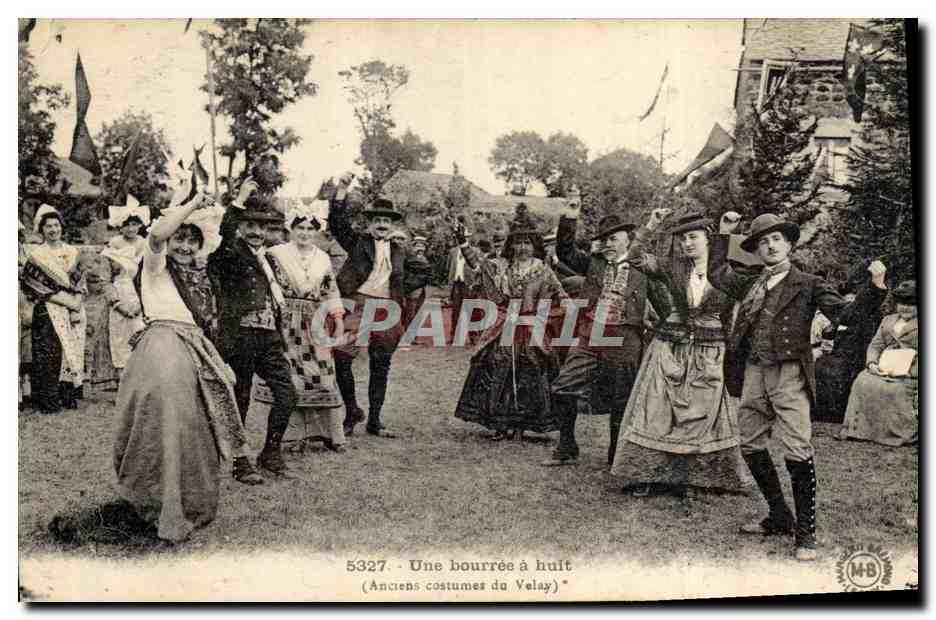 CPA Folklore Une bourree a huit Anciens costumes du Velay