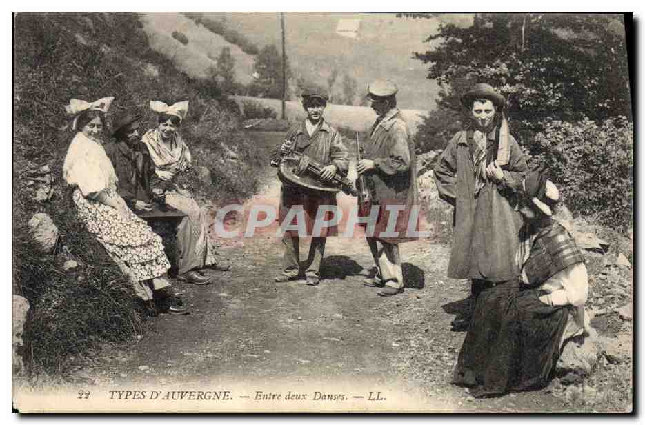 CPA Folklore Auvergne Entre deux danses