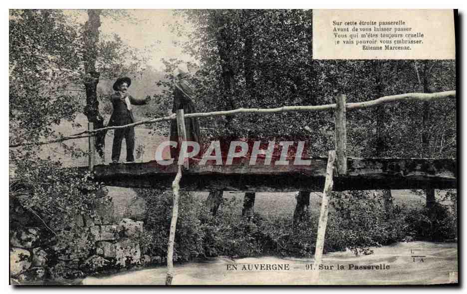 CPA Folklore Auvergne Sur la passerelle