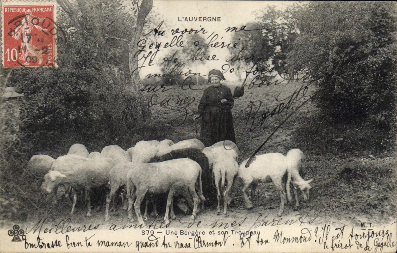 CPA Folklore Auvergne Une bergere et son troupeau Moutons 