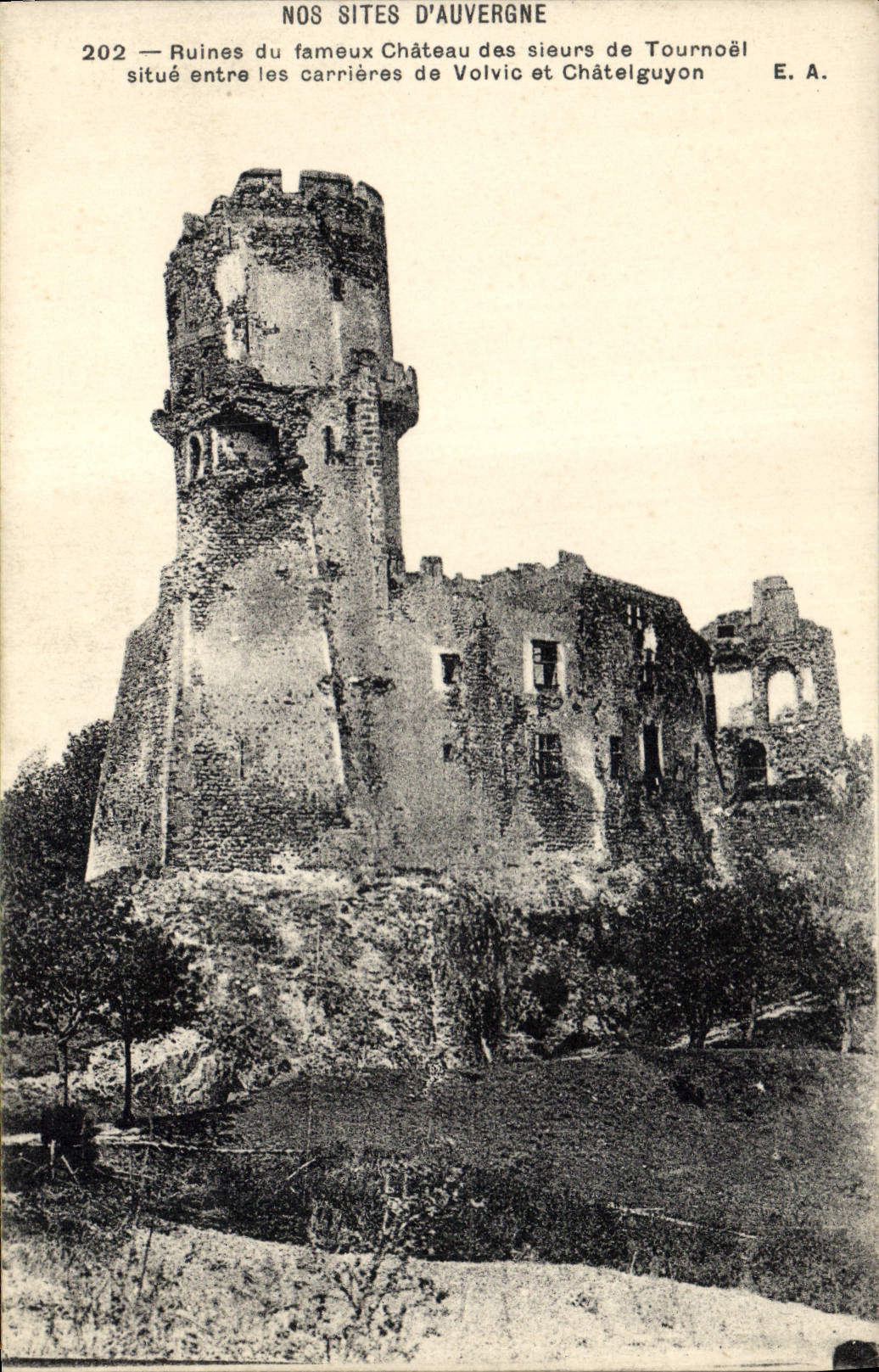 CPA Ruines du vieux Chateau des sieurs de Tournoel situe entre les carrieres de Volvic et Chatelguyo