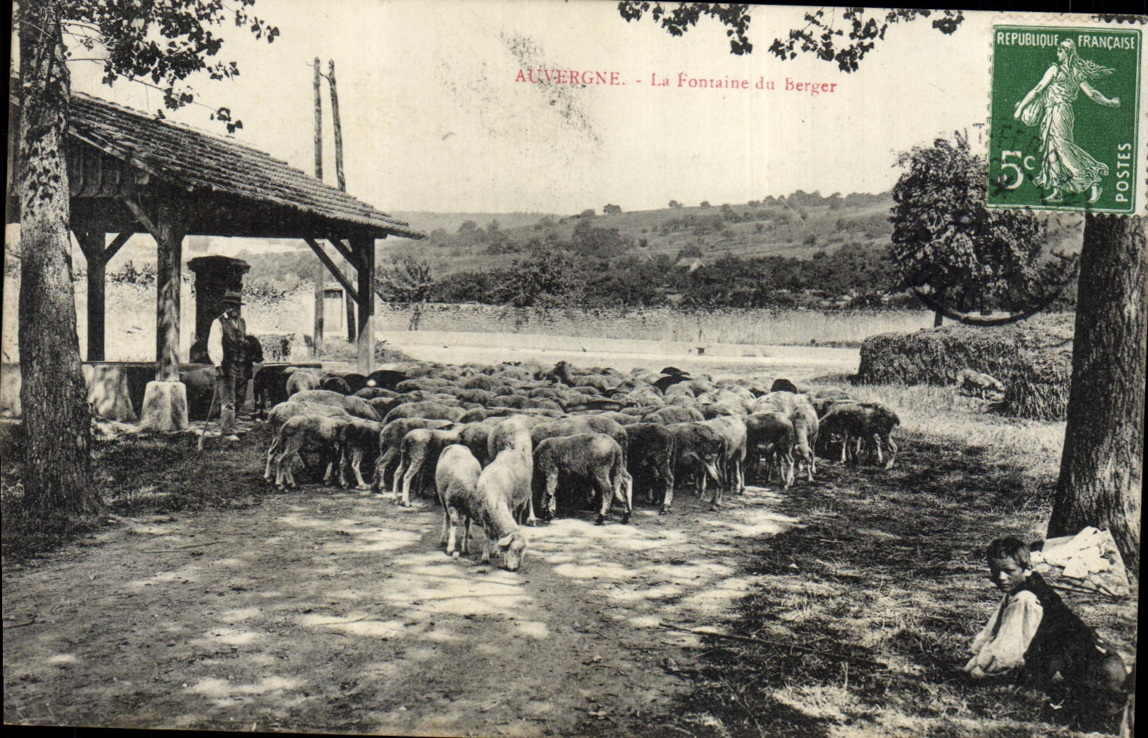 CPA Folklore Auvergne La fontaine du berger Moutons