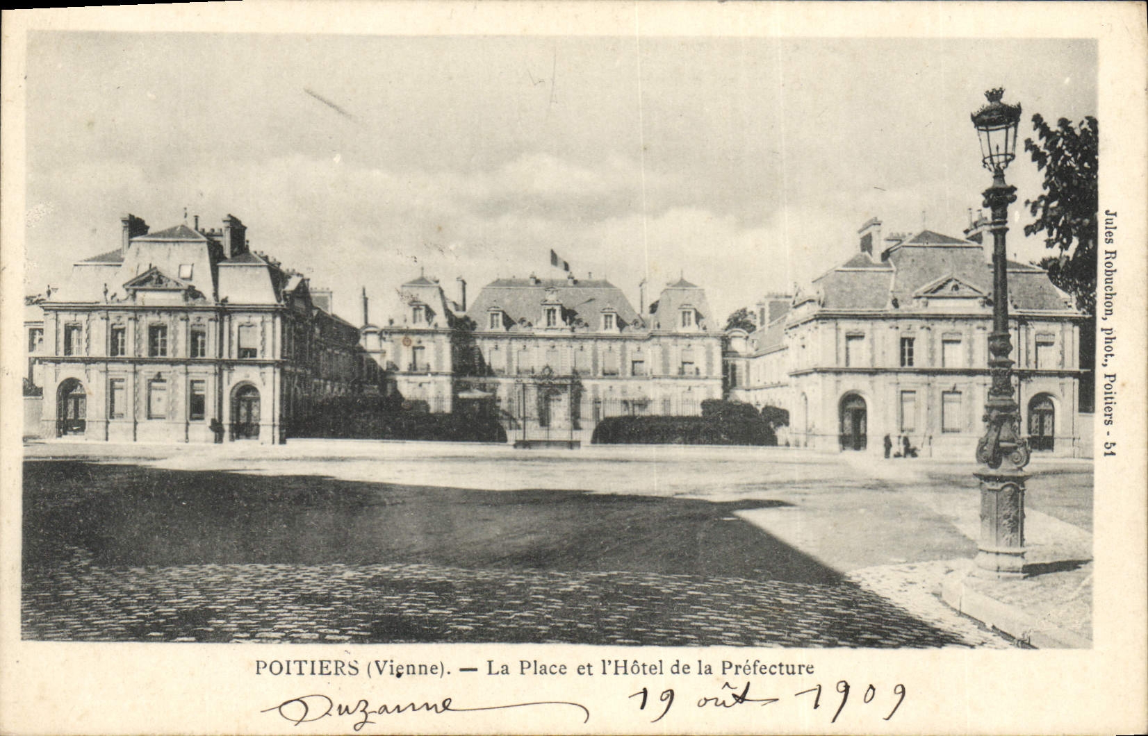 CPA Poitiers La place et l'hotel de la Prefecture 