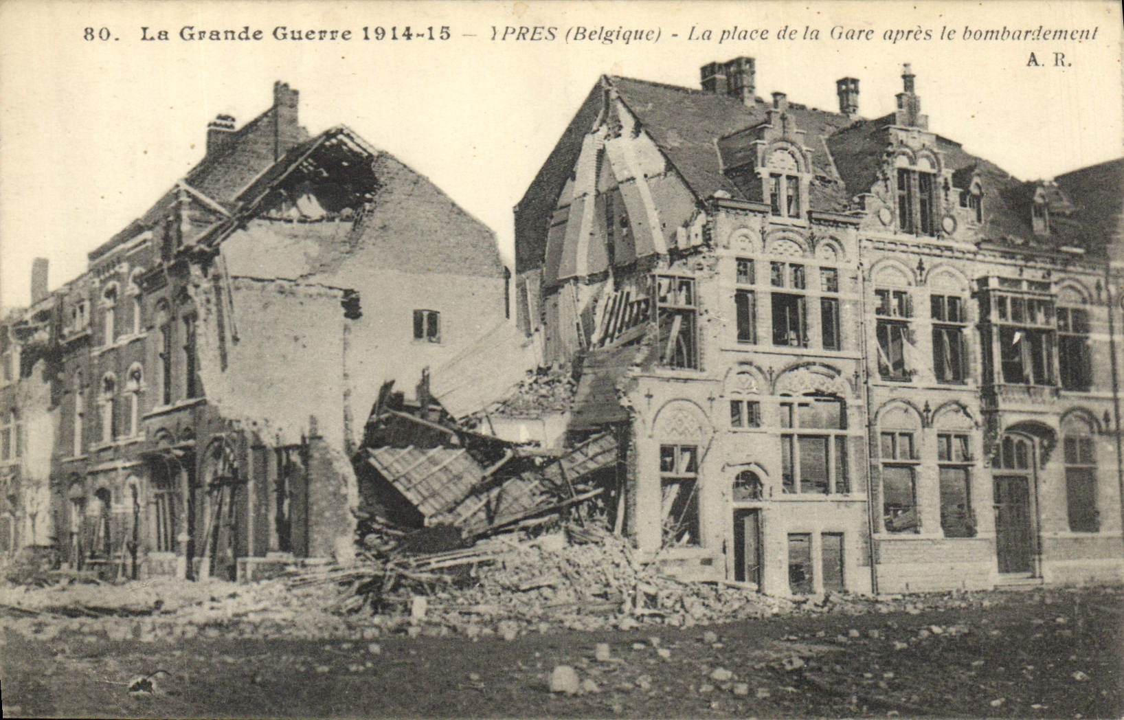 Ipres (België) — De plein van de Station na de bombardement — A.R. n°80