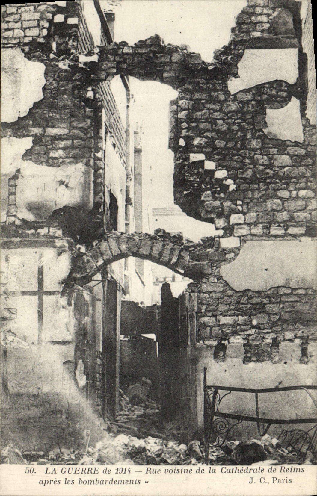 Rue voisine de la Cathédrale de Reims — après les bombardements — J. C., Paris, n°50