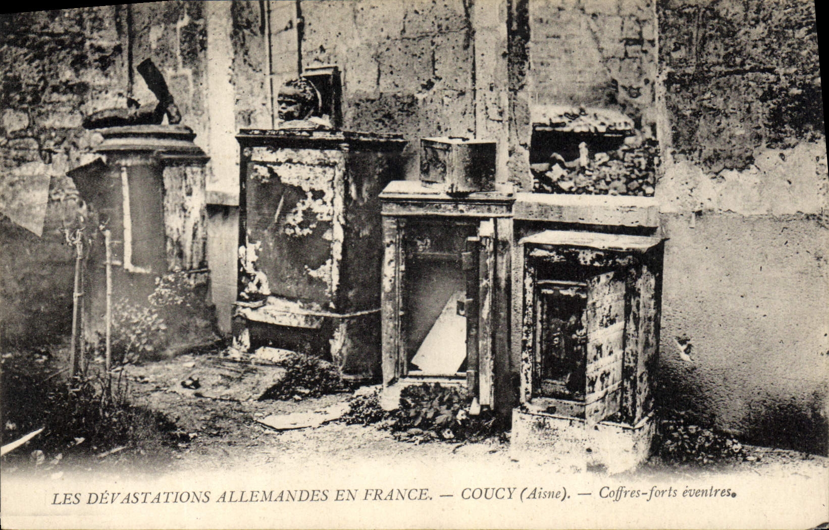 Les DÉVASTATIONS ALLEMANDES EN FRANCE. — COUCY (Aisne). — Coffres-forts éventrés.