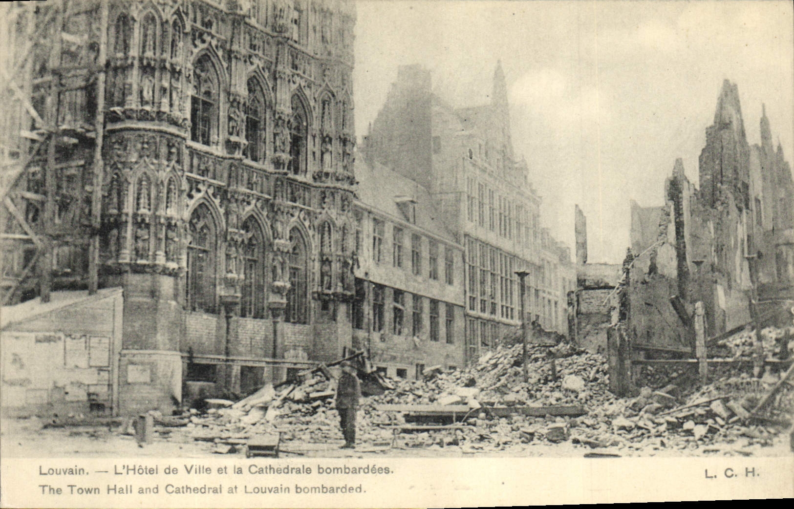Louvain — L'Hôtel de Ville et la Cathédrale bombardées — L. C. H.