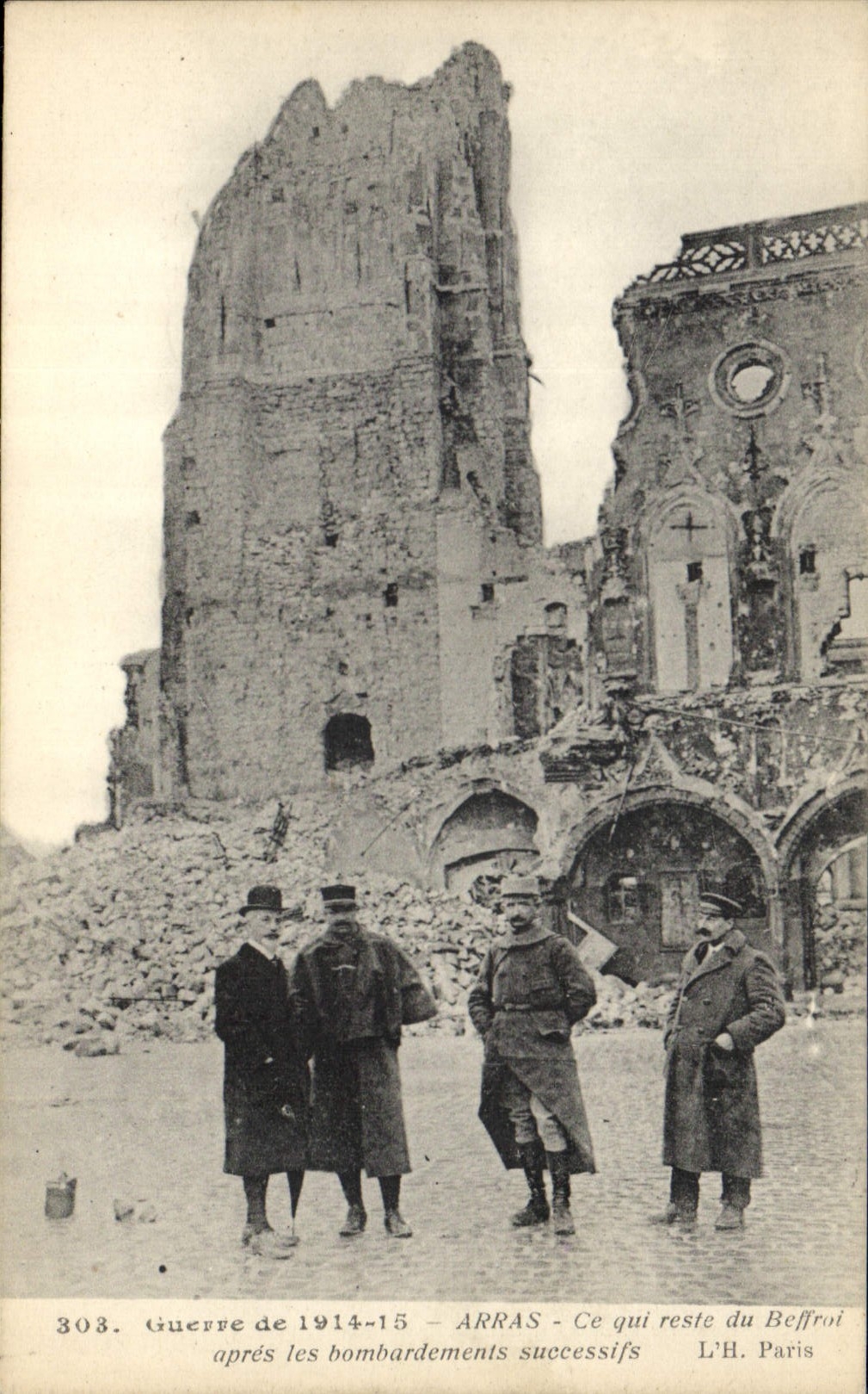 Arras — Ce qui reste du Beffroi après les bombardements successifs — L'H. Paris