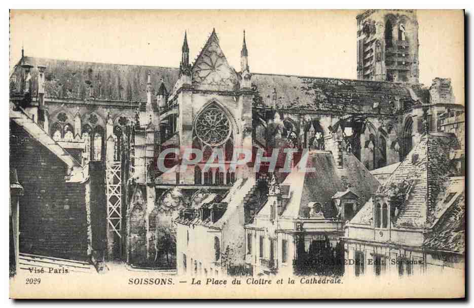 CPA Militaria Soissons La place du cloitre et la cathedrale