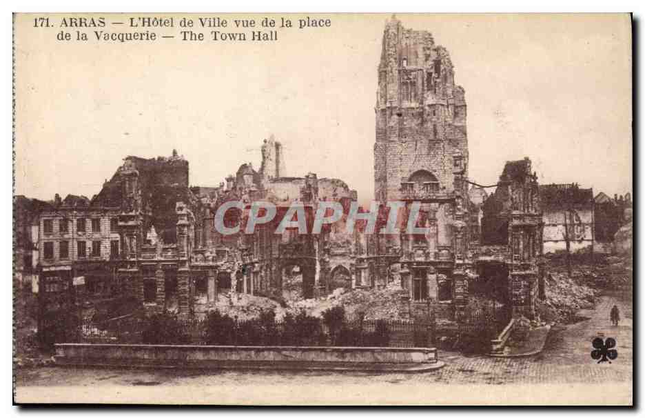 CPA Militaria Arras Hotel de ville vue de la place de la Vacquerie