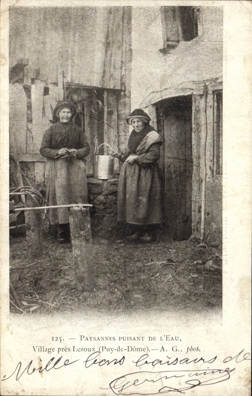 CPA Folklore Paysannes puisant de l'eau Village pres Lizoux  
