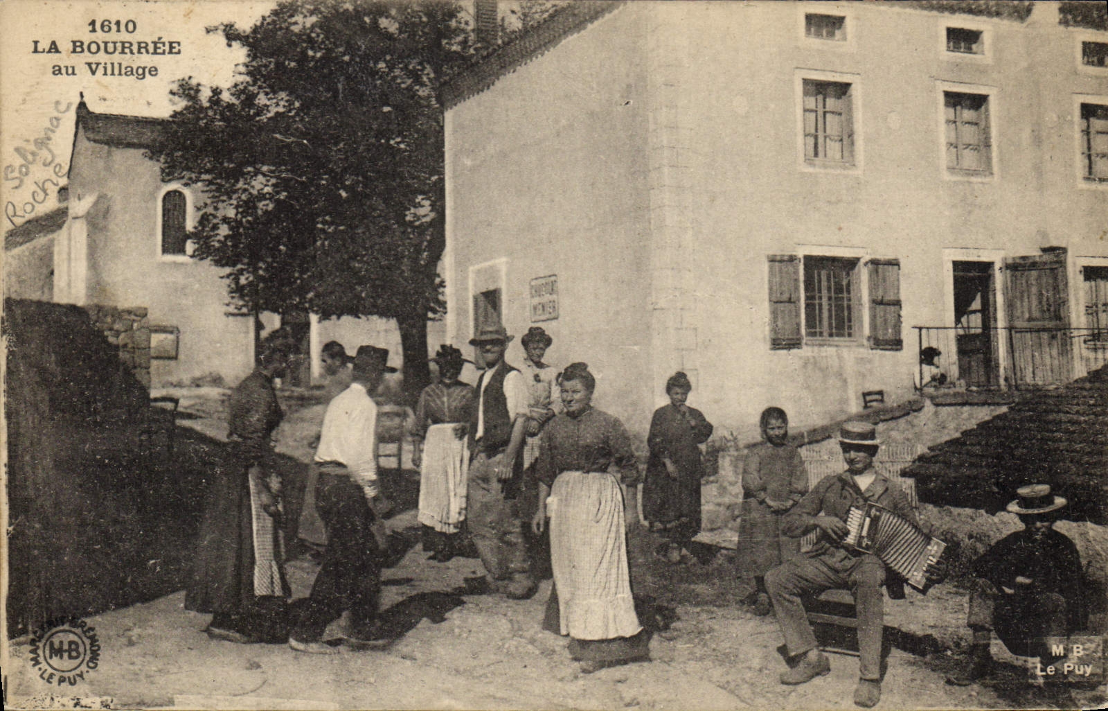 CPA Folklore La Bourree au village Auvergne 