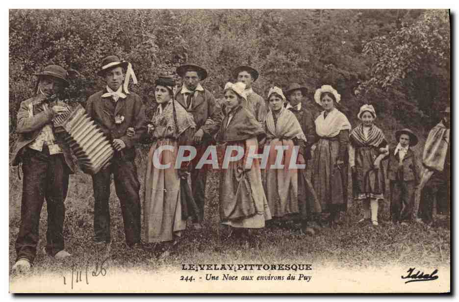 CPA Folklore Le Velay Une noce aux environs du Puy Accordeon