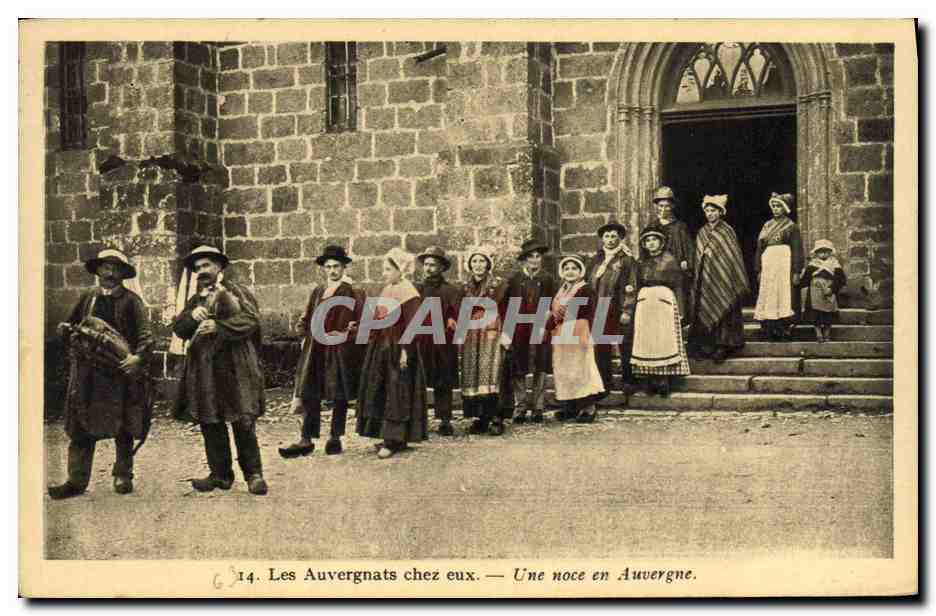 CPA Folklore Les Auvergnants chez eux Une noce en Auvergne Mariage 