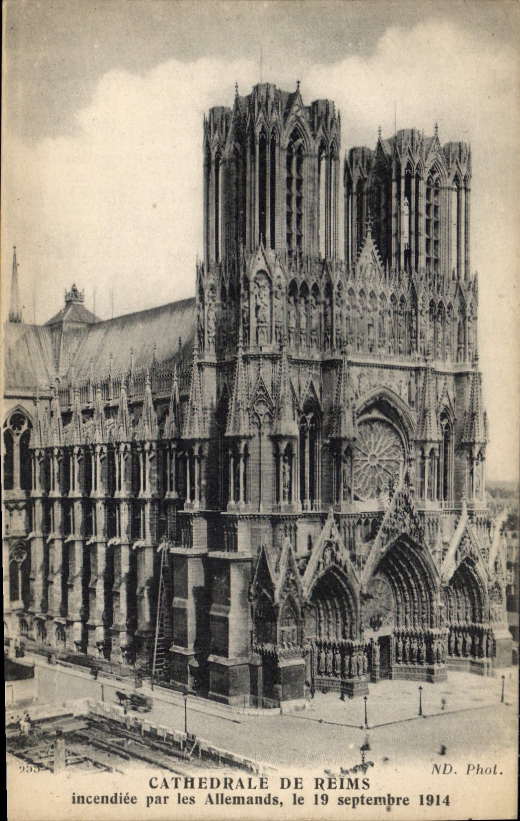 CPA Militaria Cathedrale de Reims incendiee par les Allemands
