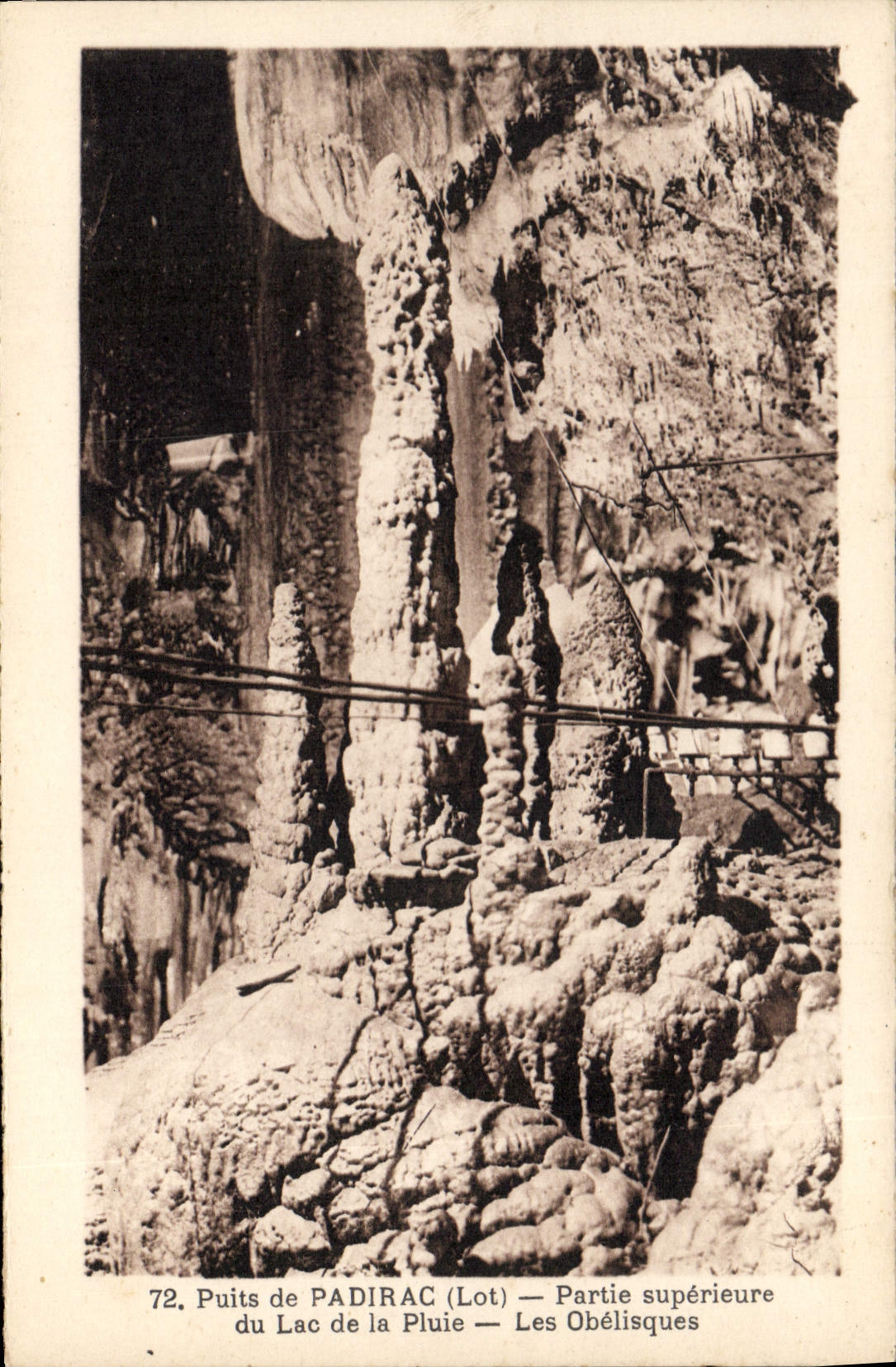 CPA Grotte Grottes Puits de Padirac Partie superieure du Lac de la pluie Les obelisques