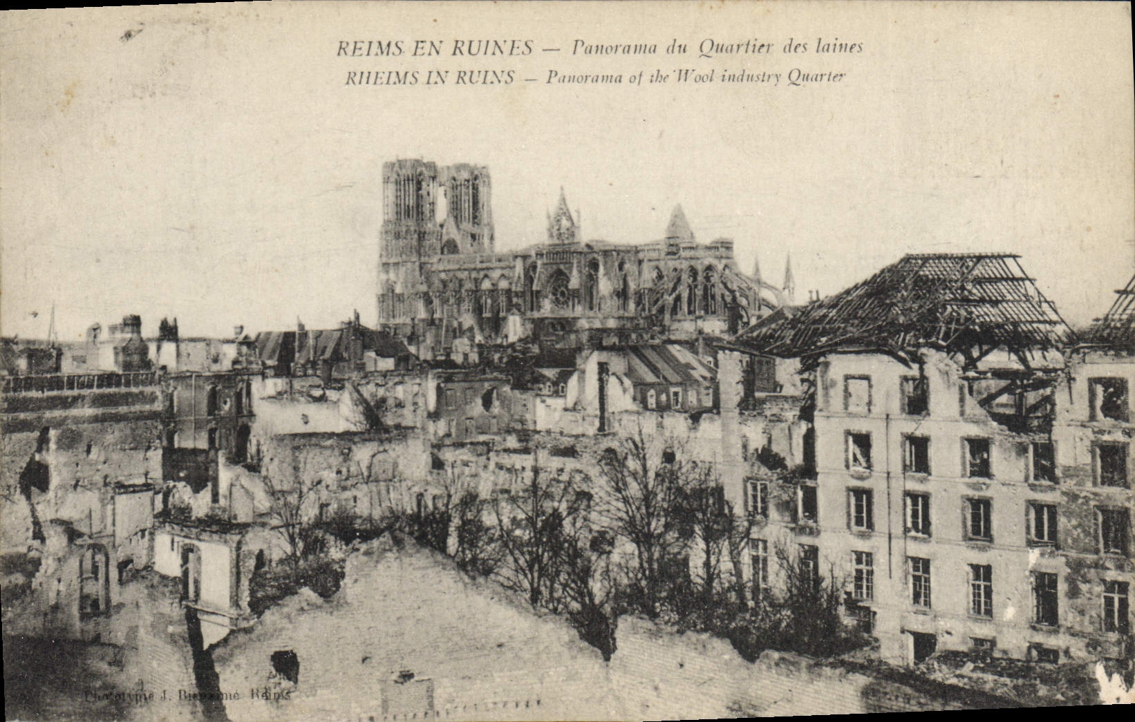 Reims en ruines — Panorama du Quartier des laines — Phototypie J. Bivraume, Reims