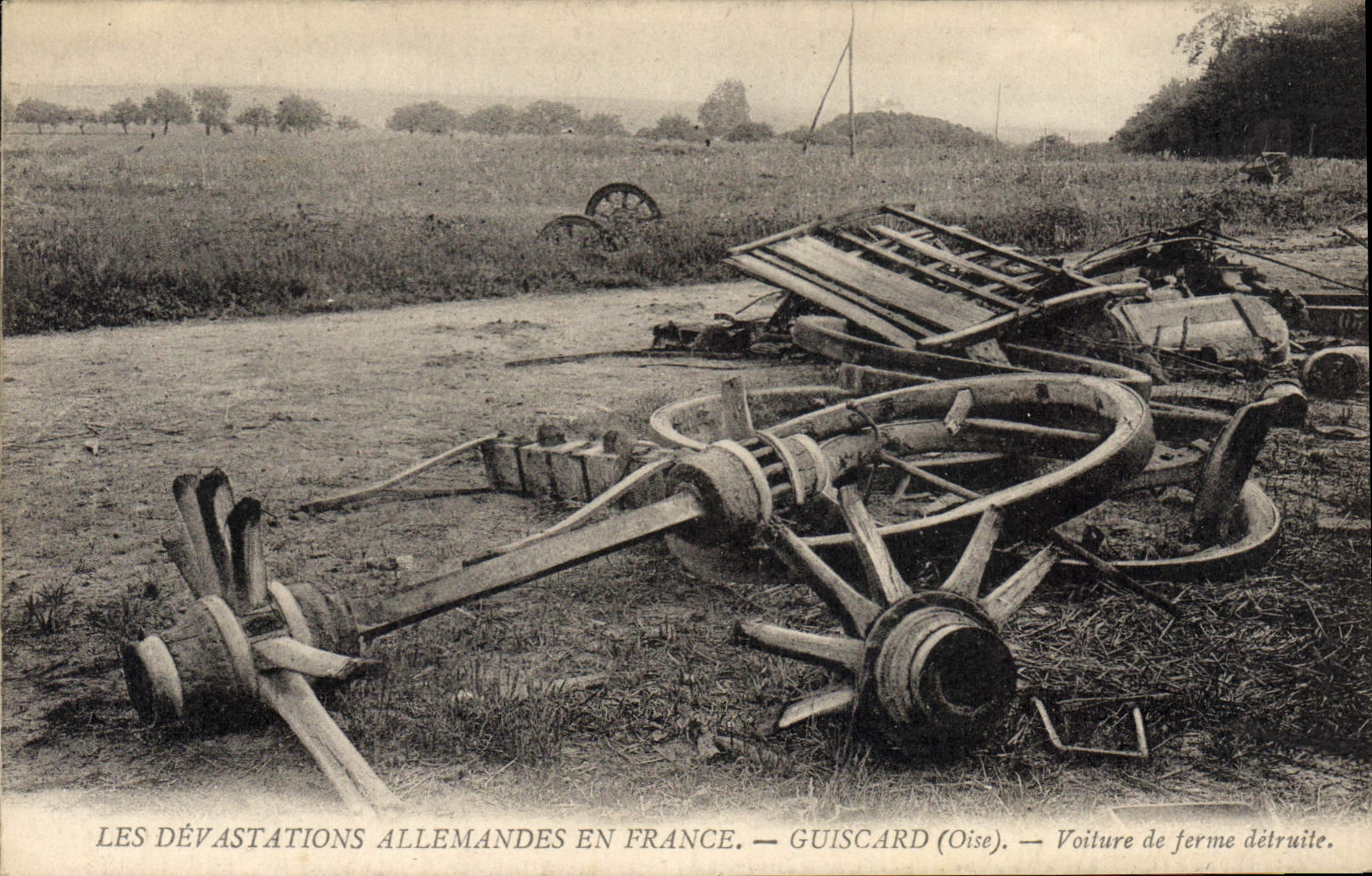 Les DÉVASTATIONS ALLEMANDES EN FRANCE — GUISCARD (Oise) — Voiture de ferme détruite