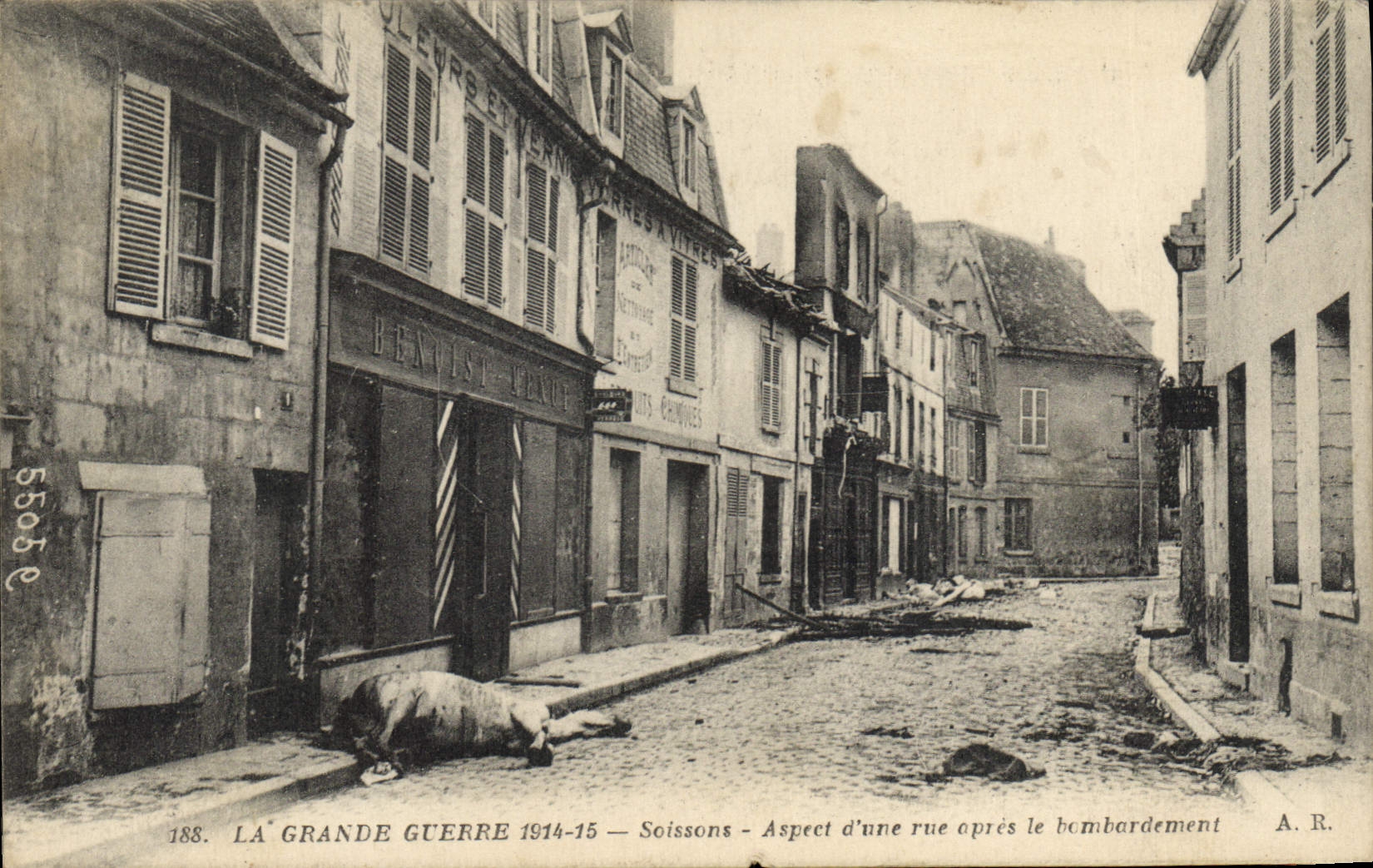Soissons — Aspect d'une rue après le bombardement — A. R.
