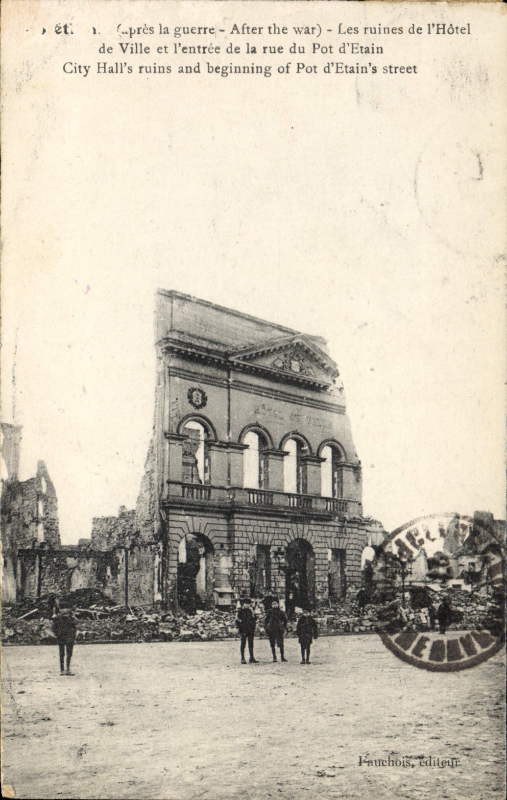 Ruines de l'Hôtel de Ville et entrée de la rue Pot d'Étain — Pauchois, éditeur